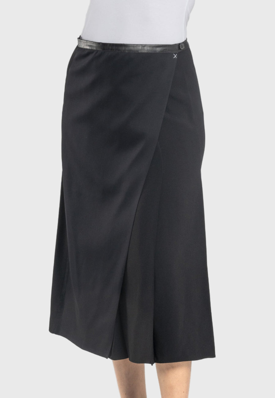 Italian made midi skirt, chic eco-friendly skirt, Italian viscose skirt, black A-line skirt, split midi skirt, stylish eco-leather waistband, luxury Italian fabric, sustainable fashion skirt