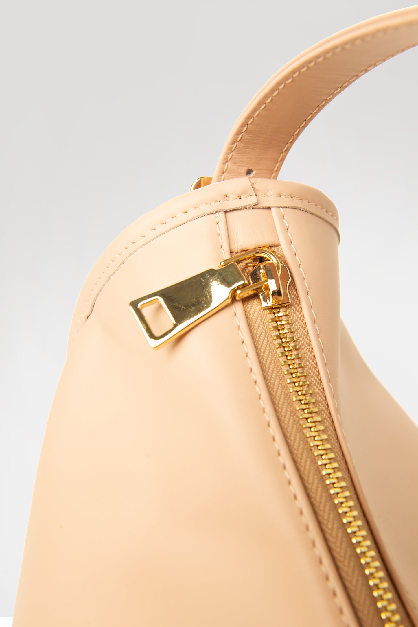 handmade leather handbags, italian leather handbags, premium leather handbags, stylish leather handbags, adjustable leather handbags