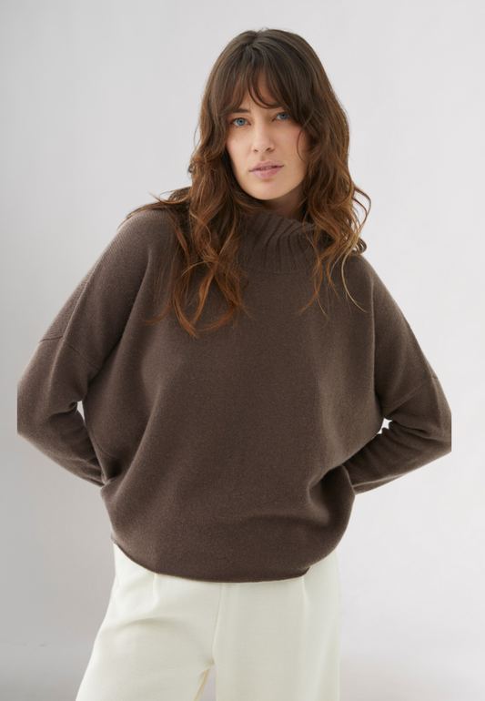 Oversized Cashmere Sweater — Pure Italian Craftsmanship in a Soft Glacé Hue