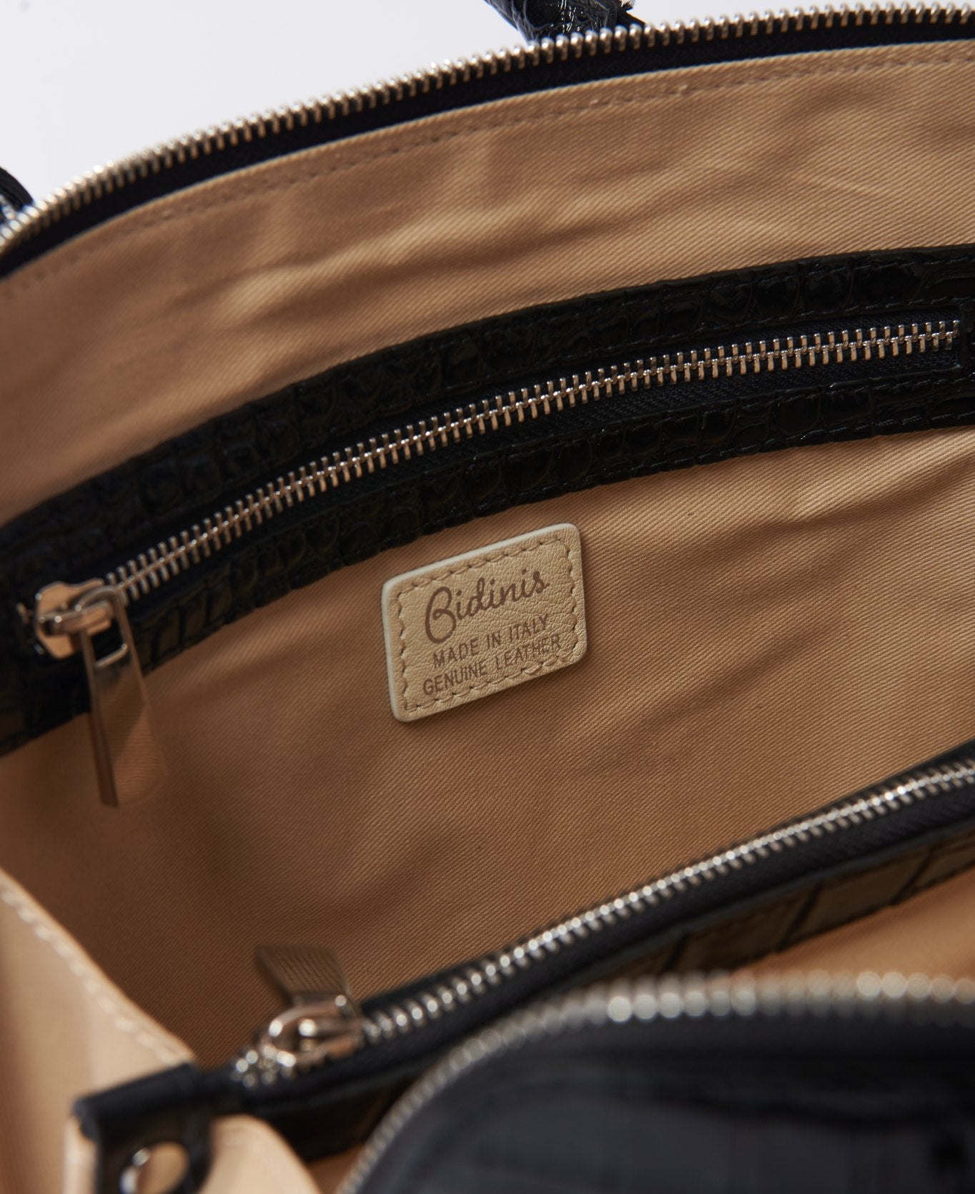 cocco leather bag, black leather bag, Italian leather handbag, well-organised interior bag, lightweight leather bag, bidini bags, leather bag